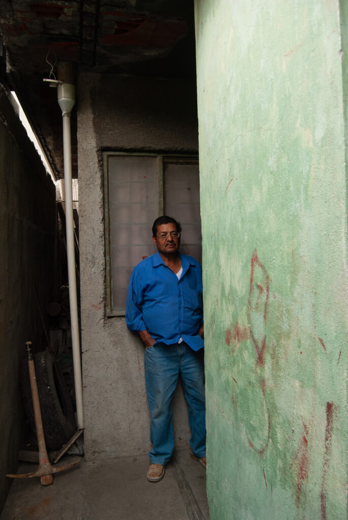 Este retrato de mi padre se torno un tanto simbolico, un pico y su pierna derecha hablan tanto de él .ahora.